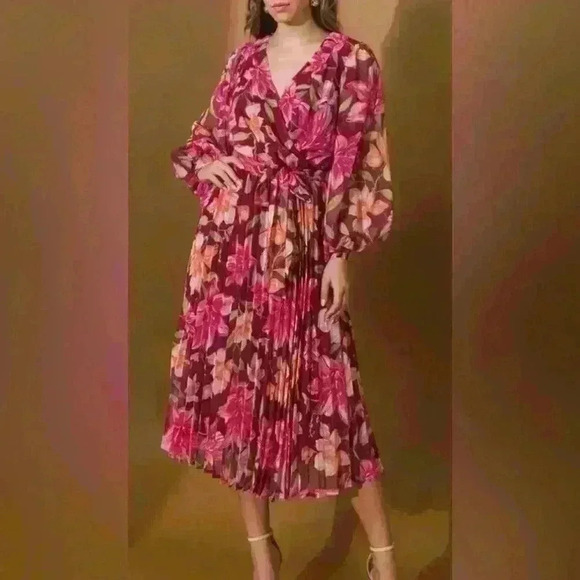 Flying Tomato Dresses & Skirts - Flying Tomato  SUCH A BETTY FLORAL WOVEN MIDI DRESS SizeMedium Long Sleeve Women